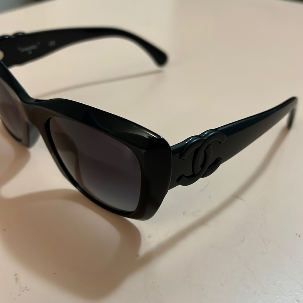 Black chanel sunglasses